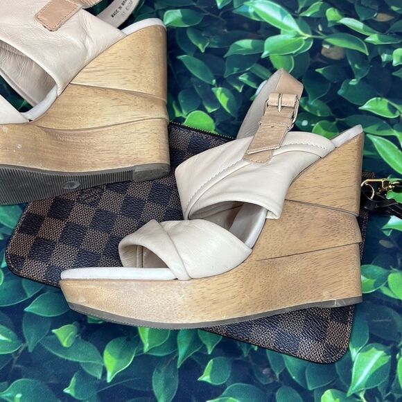 Diane Von Furstenberg cream leather w/abstract wooden wedge - Picture 3 of 8